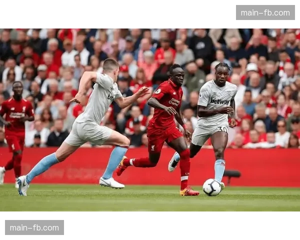 尼斯主场迎战布雷斯特，赛前场地因强降雨接受紧急检查