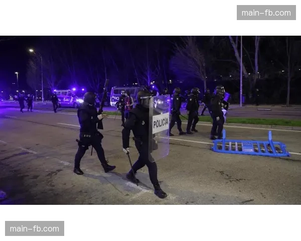 警方就上轮联赛中发生的球迷冲突事件逮捕五人